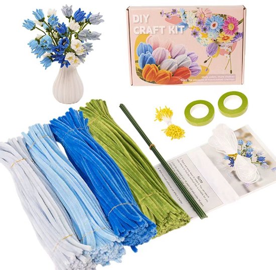 Kit de bricolage avec des chenilles bleues, bleu clair, vertes et blanches, du fil, du ruban adhésif et des instructions pour la fabrication de fleurs.