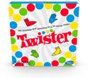 Doos van het spel Twister met rode, gele, blauwe en groene cirkels. Tekst: 'Het klassieke spel waardoor je in de knoop raakt!'