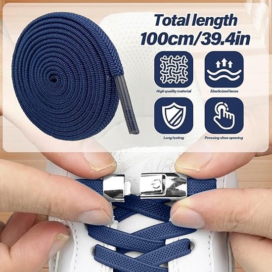 Opgerolde donkerblauwe, elastische veter van 100 cm met metalen druksluiting, getoond op witte sneakers.