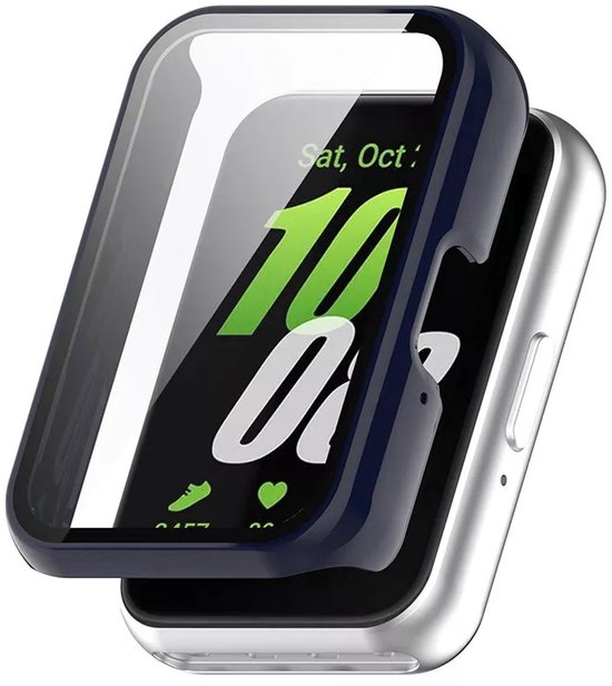 Een donkerblauw hoesje wordt over een zilveren smartwatch met een groen en wit display geschoven.