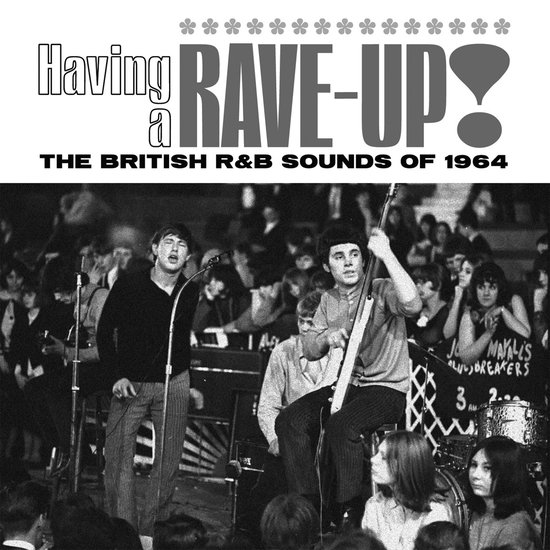 Albumcover 'Having a Rave Up! The British R&B Sounds of 1964' met een band op podium, zanger en gitarist, publiek op de voorgrond.