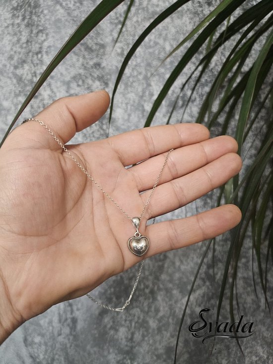 Chaîne argentée femme, chaîne cœur argent, chaîne argentée faite à la main, chaîne argent sterling 925, chaîne avec pendentif cœur, chaîne minimaliste, bijoux romantiques, cadeau argenté pour elle, chaîne intemporelle femme