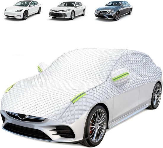 Witte, gewatteerde autohoes met reflecterende details, gefotografeerd met een witte Tesla, een witte sedan en een grijze Mercedes op de achtergrond.