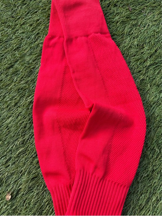 Heldere rode voetbalsleeves met een gebreide textuur en ribbelboord.