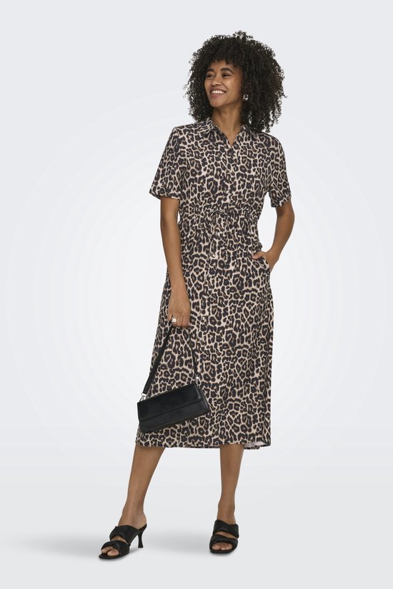 Model in een midi-jurk met luipaardprint, korte mouwen, knoopjes en een ceintuur in de taille.