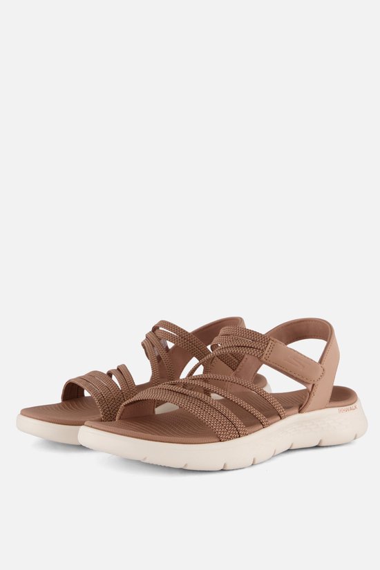 Paire de sandales Skechers Go Walk beiges avec brides tressées étroites et semelles blanches.