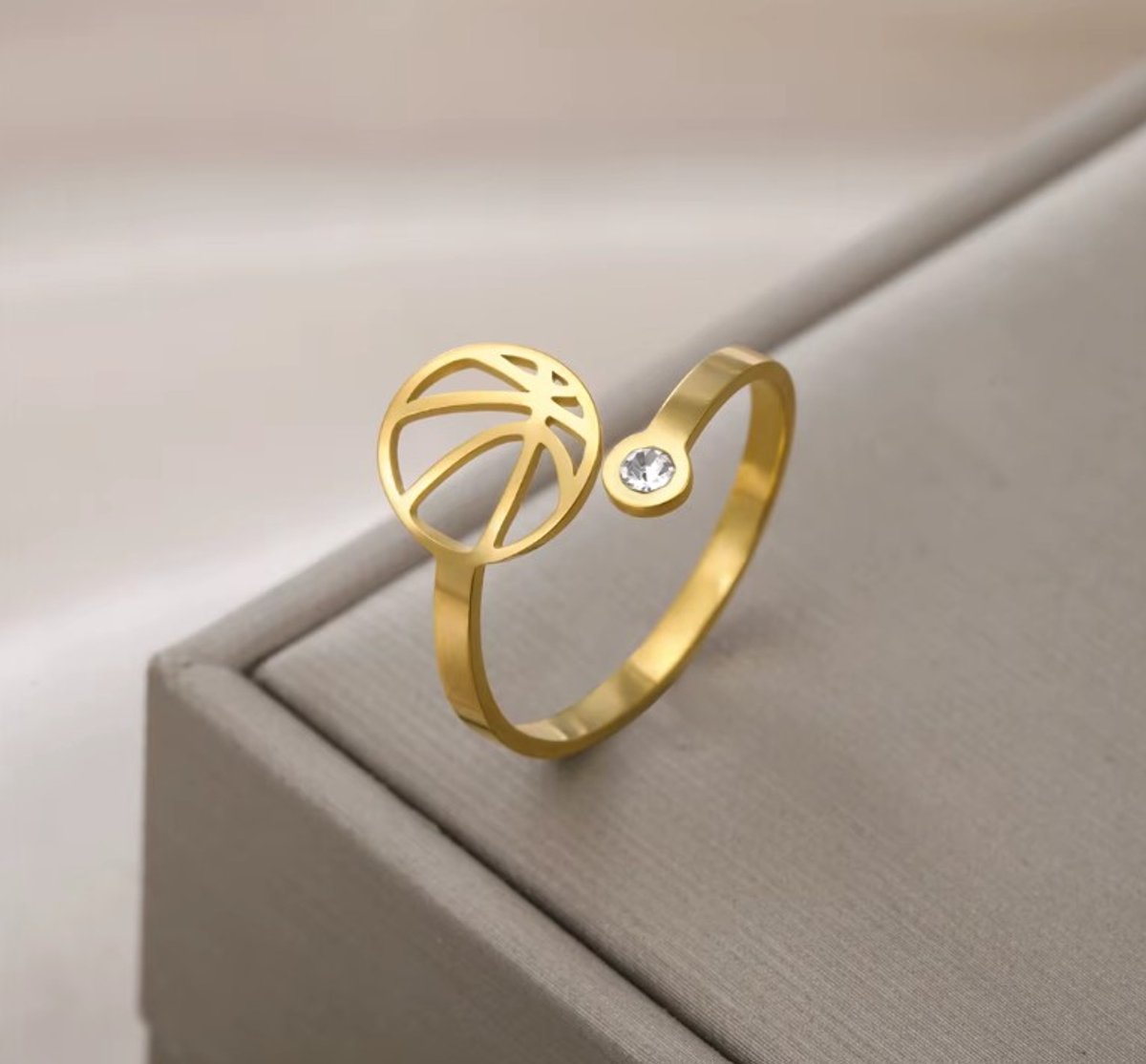 SportPresent® - Ring - Zirkonia - Basketbal - Goud kleur - Basket - Bal - Verstelbaar - Sport - Sportsieraad - SportPresent - Sportsieraden