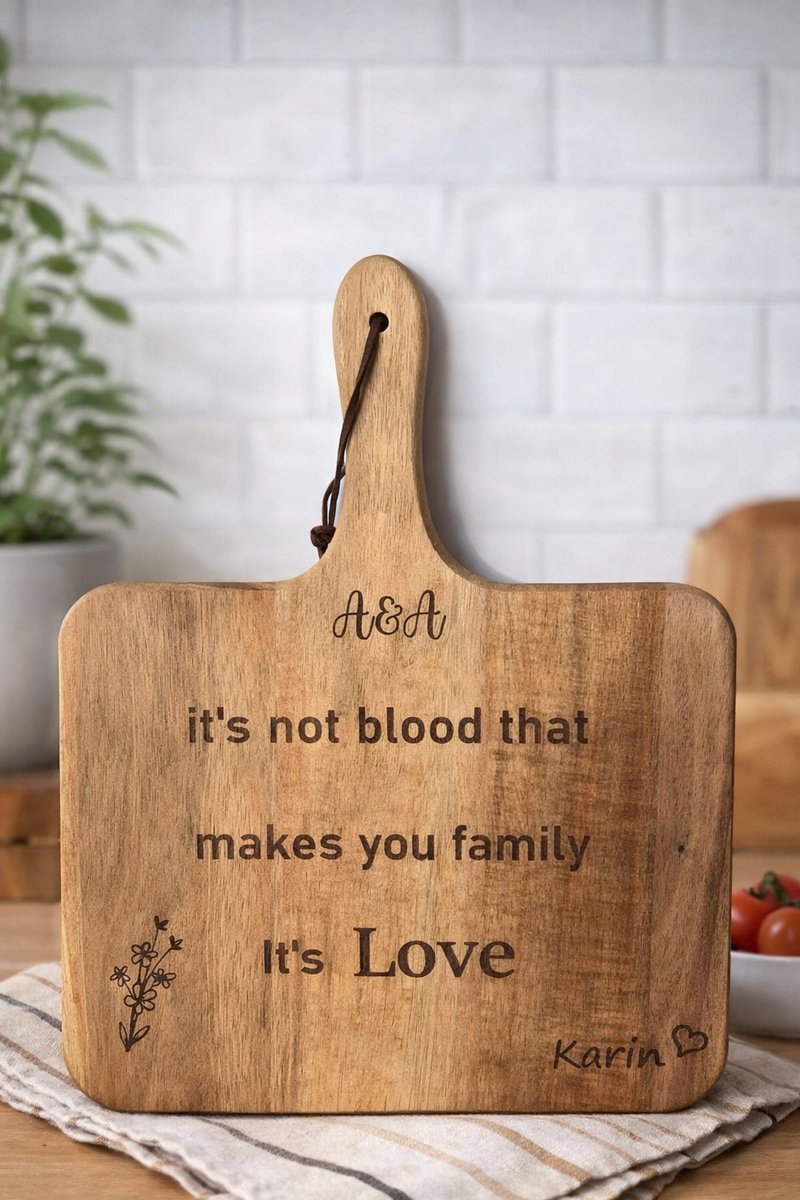 Borrelplank met naam – Gegraveerde houten serveerplank acaciahout – Cadeau gepersonaliseerd