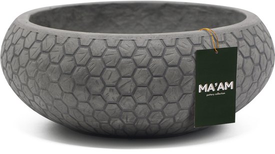 Grijze, robuuste plantenschaal met een hexagon-patroon rondom. Een groen label met 'MA'AM pottery collection' hangt aan de pot.