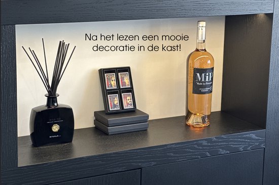 Zwarte kast met miniboekjes, een geurverspreider en een fles rosé.