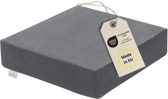 Donkergrijs zitkussen met OEKO-TEX STANDARD 100 keurmerk en 'Made in EU' label.
