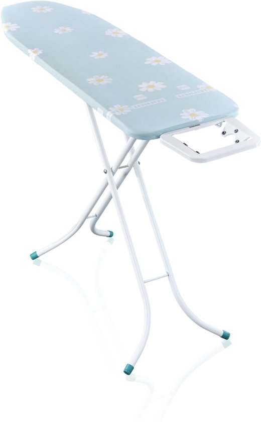 Lichtblauwe strijkplank met een print van witte madeliefjes en een witte metalen standaard.