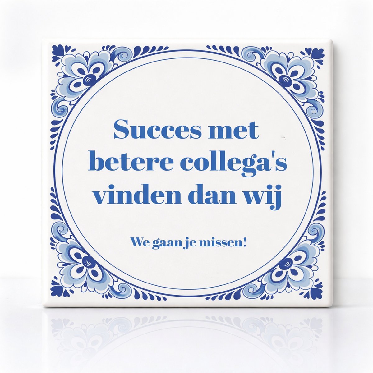 Nevolis Delfts Blauwe Tegel “Succes met Betere Collega’s Vinden dan Wij” – 15x15cm Keramisch Afscheidscadeau – Grappige Kantoor Wanddecoratie voor Collega’s Multi Color