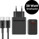 Zwarte 38W WiseQ snellader met twee USB-C kabels en compacte lader.