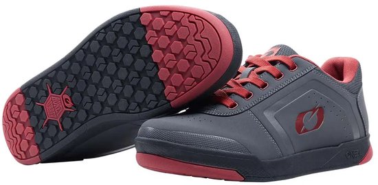O'Neal MTB-schoen met rood logo en profielzool voor optimale grip.