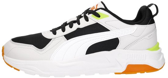 Witte leren sneaker met zwarte mesh, witte Puma-streep, oranje zool en felgroene accenten.