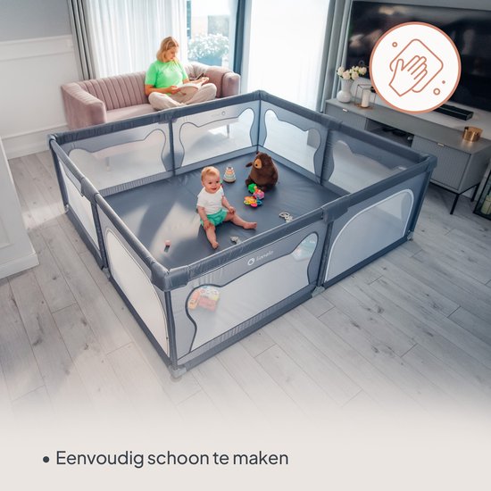 Grijze box in woonkamer met vrouw en baby. Gemakkelijk schoon te maken.