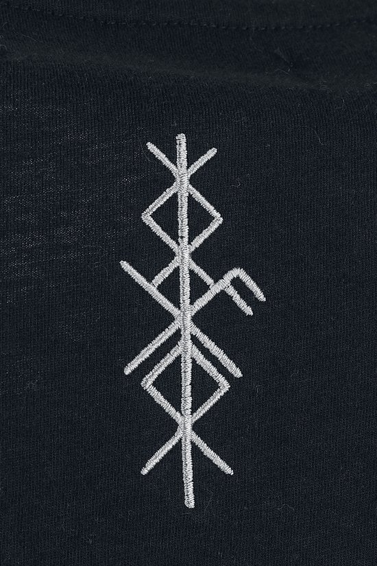 Detail van zilverkleurige runen geborduurd op een zwart T-shirt.