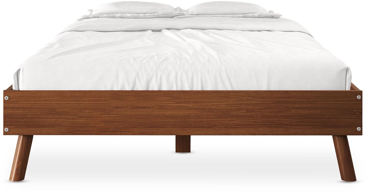 Futonbed Karri 140x200 gemaakt van massief grenenhout in kastanjekleuren. Stevig tweepersoonsbed met taps toelopende poten. Bed met stabiele constructie - Middenbalk met steunpoten - Hoofdafbeelding