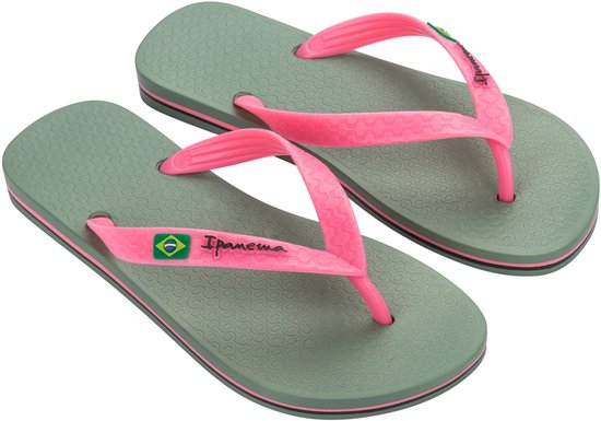Groene Ipanema slippers met roze bandjes, Braziliaanse vlag en Ipanema logo.