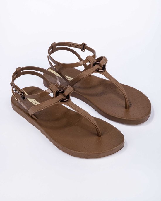 Bruine Ipanema slippers met bandjes en gesp, met een patroon op de zool.