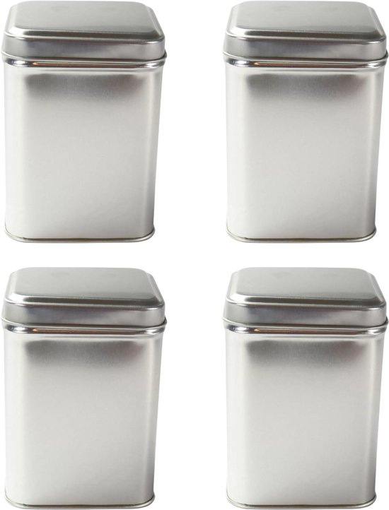 Set van vier zilverkleurige, rechthoekige theeblikjes met metalen deksel. Afmeting 75x75x95 mm.