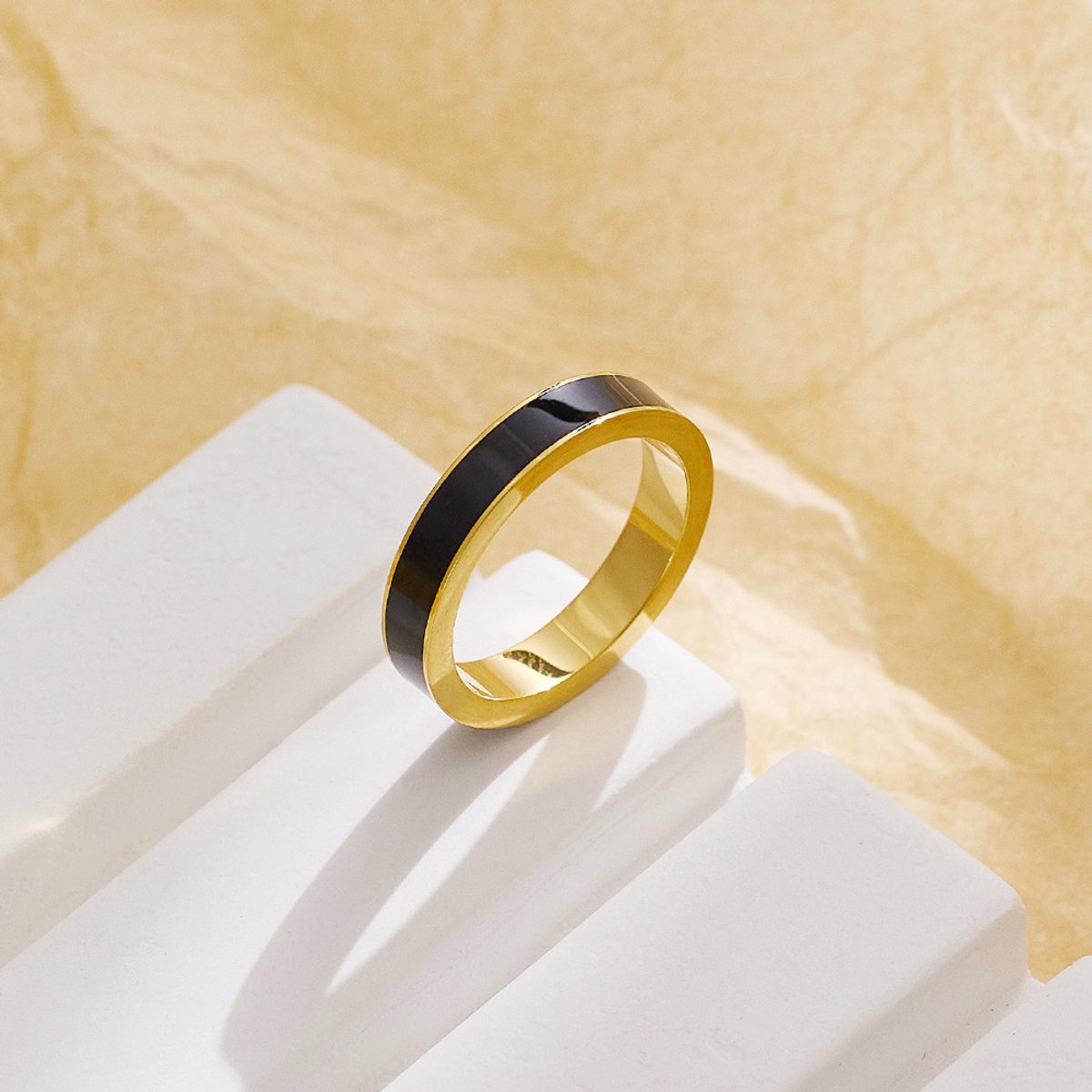 Glintweave – Roestvrijstalen Ring met Zwart Emaille – 18K Verguld – Dames – Goud/Zwart – 17.25 mm / Maat 54