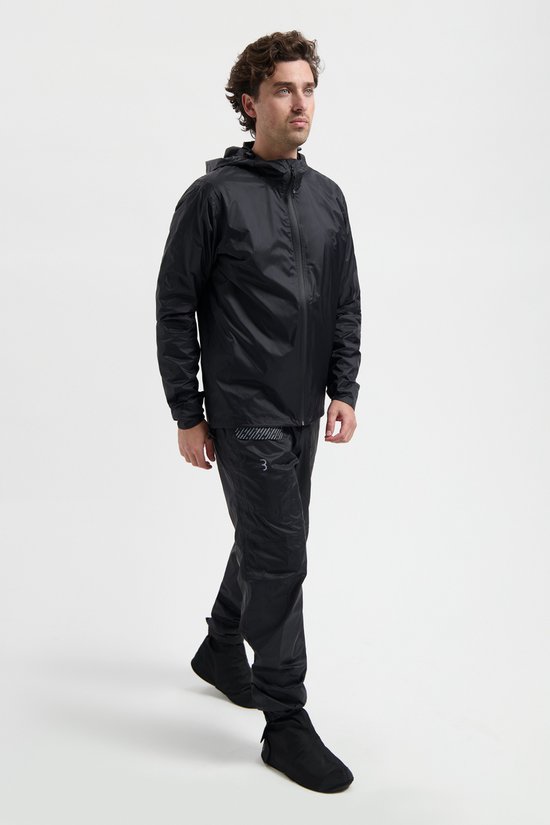 Man in een zwarte fietsjas en fietsbroek, loopmodellen.