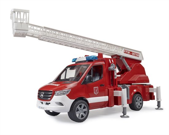 Rode brandweerwagen met witte ladder, sirene, 'Fire Brigade' opdruk en uitgeschoven steunpoten.
