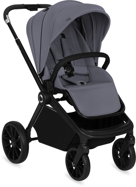 Grijze kinderwagen met verstelbare zitting, verstelbare duwstang en opbergmand.