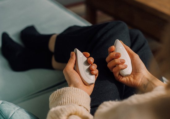 Glimp Pebbles: De slimme ademcoach in je handen - Sand White van Glimp — afbeelding 2