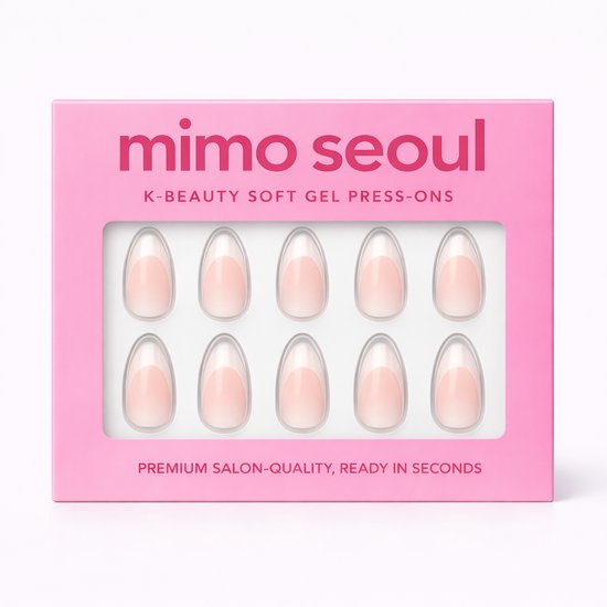 Roze verpakking met 'mimo seoul K-BEAUTY SOFT GEL PRESS-ONS' en 10 ovale nagels met witte french manicure.