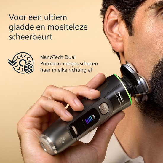 Man scheert gezicht met Philips Shaver i9000 Prestige Ultra met NanoTech Dual Precision-mesjes.