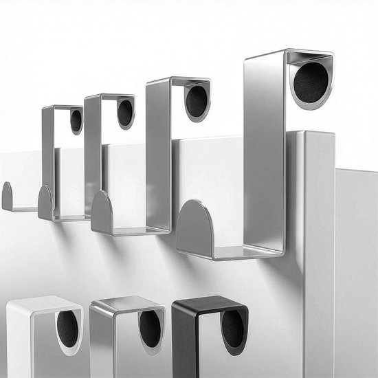 Rij zilverkleurige en zwart-metalen deurhaken met beschermpads, op witte deuren.