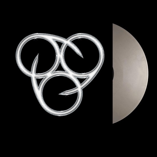 Un disque vinyle argenté avec un label noir, à côté d'un logo argenté scintillant sur fond noir.