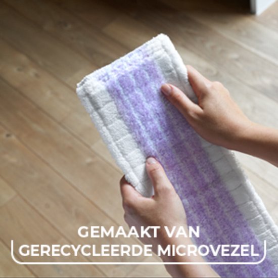 Mains tenant une serpillière violette et blanche en microfibre. Texte: FAIT DE MICROFIBRE RECYCLÉE.