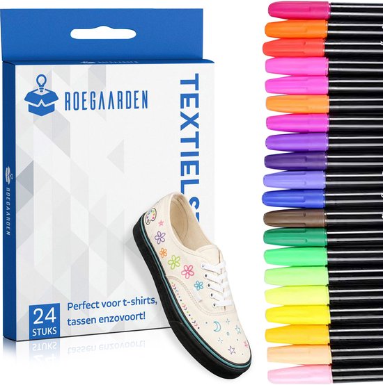 Une chaussure blanche avec des fleurs et étoiles colorées, à côté d'une boîte de 24 marqueurs textiles.