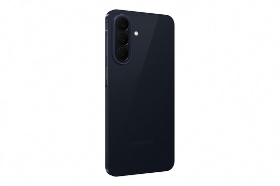 De achterkant van de Samsung Galaxy A57 5G in de kleur Awesome Navy met een drievoudige camera.