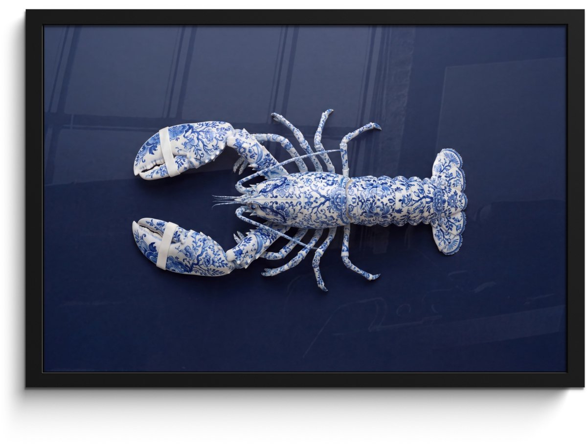 FrameYourWall Poster in lijst - Fotolijst 60x40 cm - Posters - Kreeft - Porselein - Delfts - Blauw - Posterlijst zwart - Decoratie - Wanddecoratie woonkamer - Muurdecoratie slaapkamer