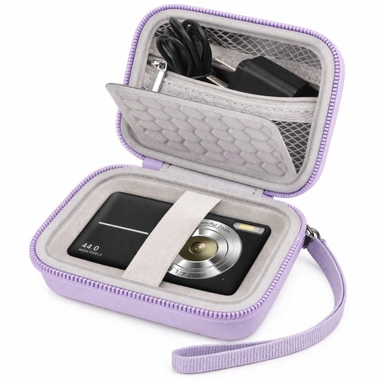 Paarse, open cameratas met een zwarte camera en accessoires, met elastische band.