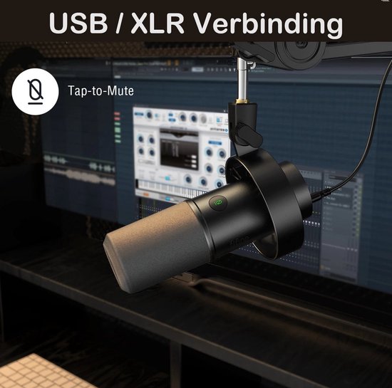 Zwarte microfoon met schuimstofkap, aangesloten via USB/XLR, boven een computer met muzieksoftware.