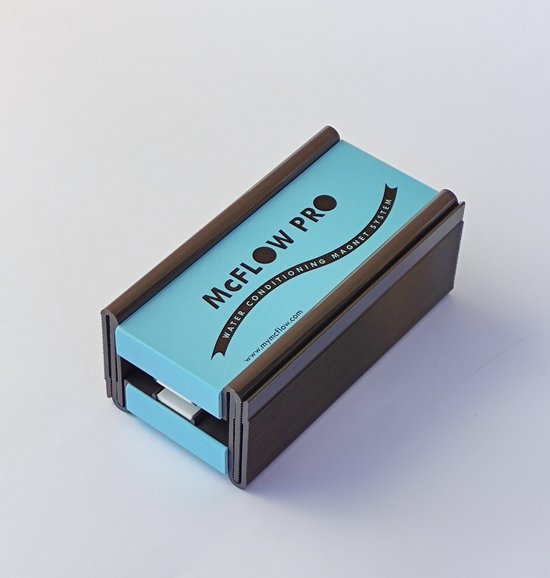 McFLOW PRO Water Conditioning Magnet System. Blauw en bruin magnetisch apparaat met tekst.