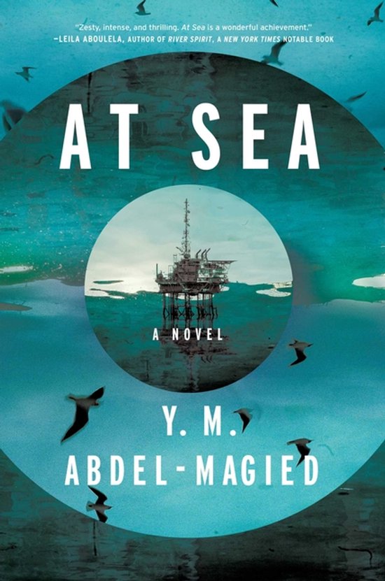 Couverture du livre 'At Sea' montrant une plateforme pétrolière en mer, entourée d'un cercle d'eau de mer et de mouettes en vol. Titre et nom de l'auteur bien visibles.