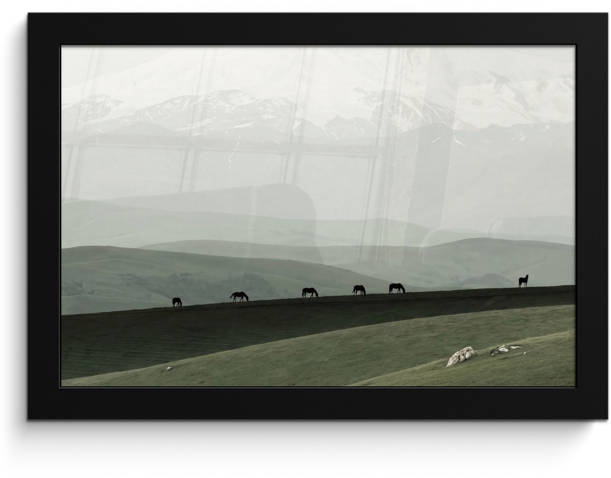 FrameYourWall Poster in lijst - Fotolijst 30x20 cm - Posters - Grijs - Berg - Paarden - Posterlijst zwart - Decoratie - Wanddecoratie woonkamer - Muurdecoratie slaapkamer
