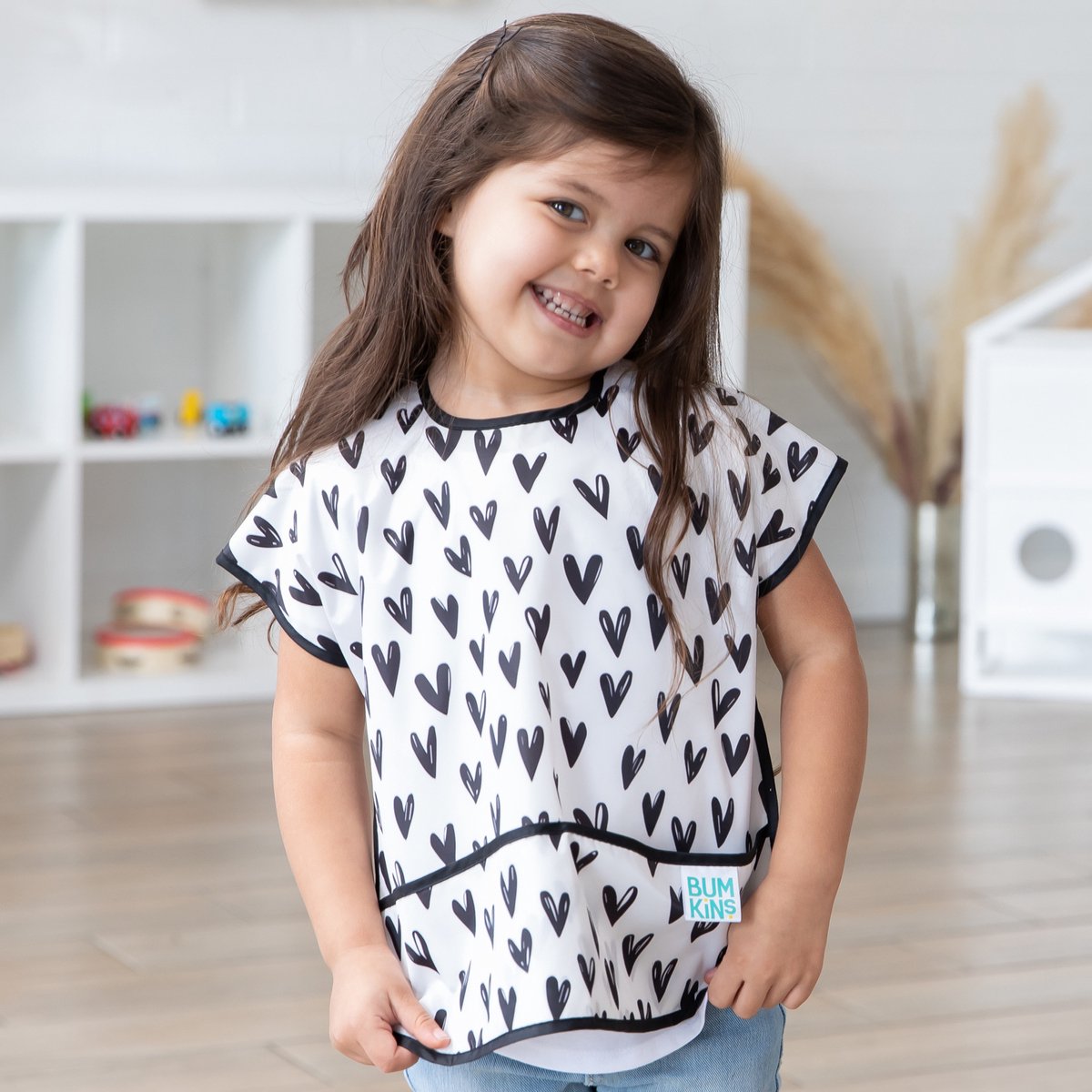 Bumkins Junior Bib Slab met Korte Mouwen - Hearts - 1-3 Jaar - Groot Opvangbakje tegen Knoeien - Verstelbare Klittenbandsluiting - 100% Polyester met TPU-Coating - Vlek- en Geurbestendig - Machinewasbaar
