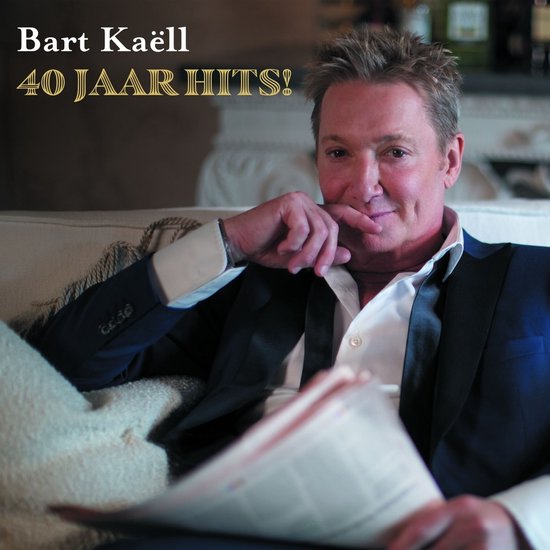 Couverture de l'album Bart Kaëll 40 Jaar Hits avec Bart Kaëll assis sur un canapé avec un journal.