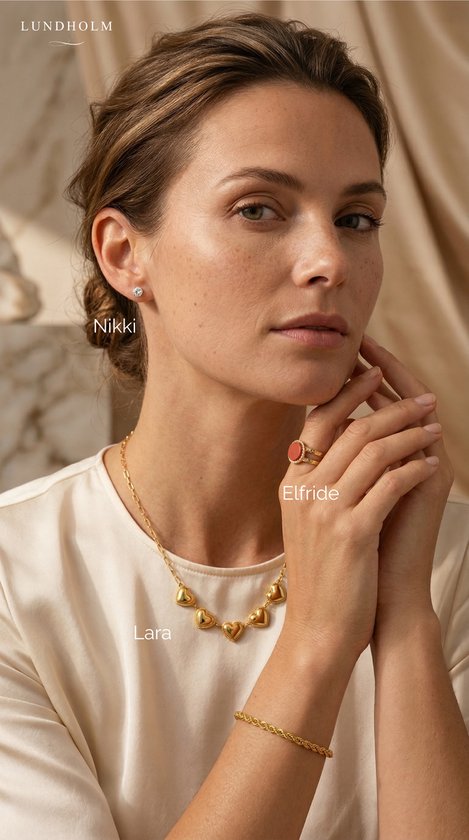 Model met gouden ring Elfride, ketting Lara en oorbellen Nikki. Tekst op afbeelding.