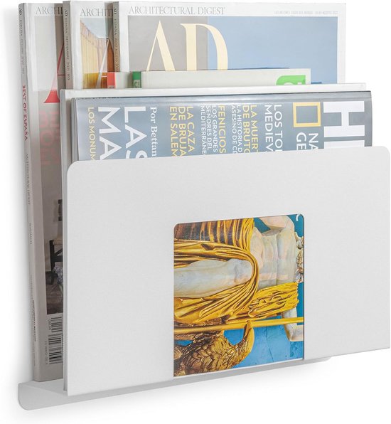 Wit metalen wandrek gevuld met tijdschriften, met een deel van een gouden beeld.