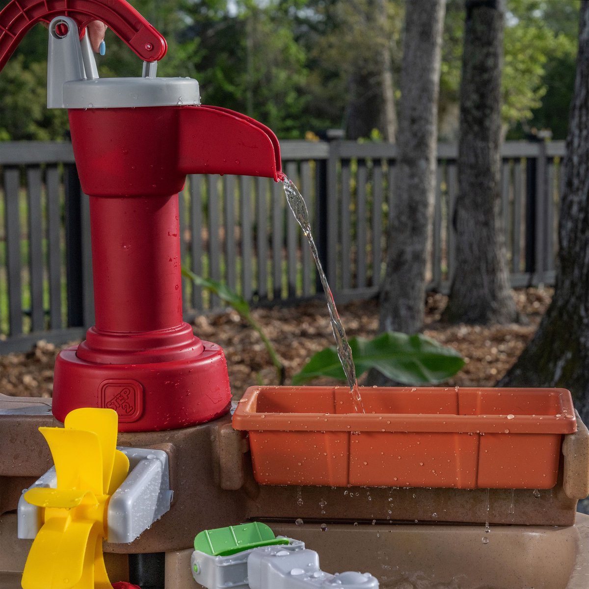 Step2 Pump & Splash Discovery Watertafel – Met waterpomp en 8 accessoires – Waterspeeltafel voor peuters – Buiten speelgoed vanaf 2 jaar – Activiteitentafel met water voor de tuin / buiten — afbeelding 10