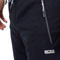 Detail van een donkerblauwe korte broek met zilverkleurige ritssluiting, trekkoord en 'SJS' logo.